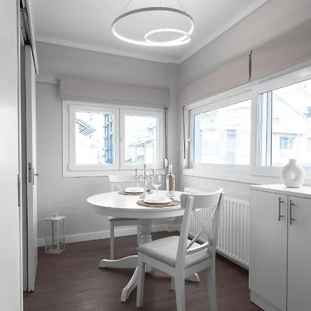 דירה Nephele Jacuzzi Suites, The Luxury *