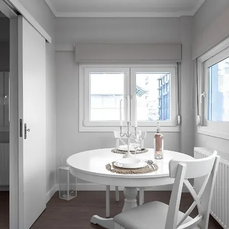 דירה Nephele Jacuzzi Suites, The Luxury *