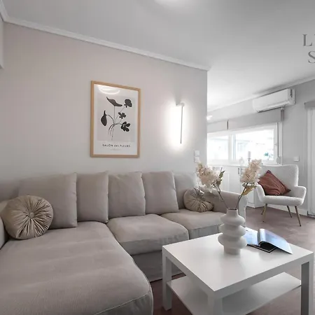 דירה Nephele Jacuzzi Suites, The Luxury