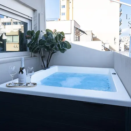 דירה Nephele Jacuzzi Suites, The Luxury