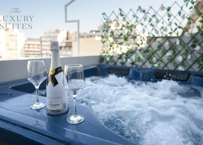 Nephele Jacuzzi Suites, The Luxury Apartamento *