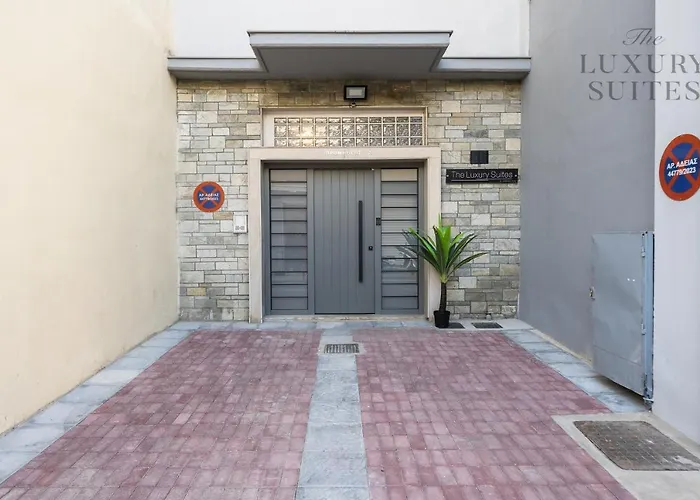 Nephele Jacuzzi Suites, The Luxury Apartamento *