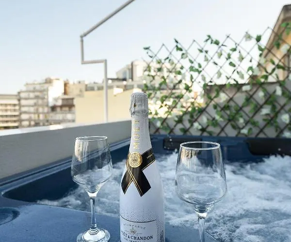 公寓 Nephele Jacuzzi Suites, The Luxury 塞萨洛尼基